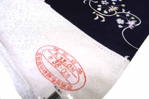 紋意匠縮緬。絹100%。幅39cm。長さ13m証明印