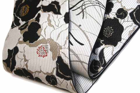 細帯の文様：薔薇詰露芝