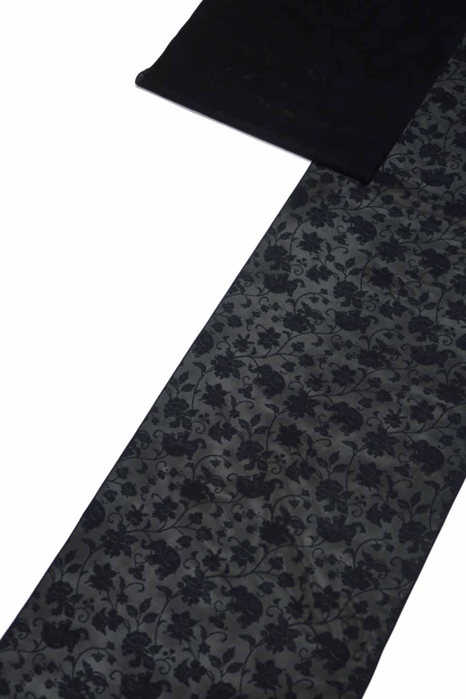 夏御召（西陣織紋お召し：黒橡（くろつるばみ）：唐草象文）