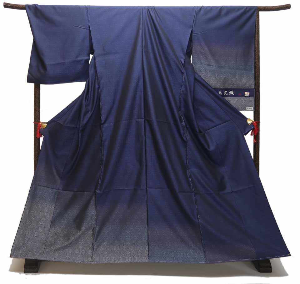 訪問着（西陣御召（皇室献上寿光織）：漆黒藍鼠暈：波斯更紗角通し文）