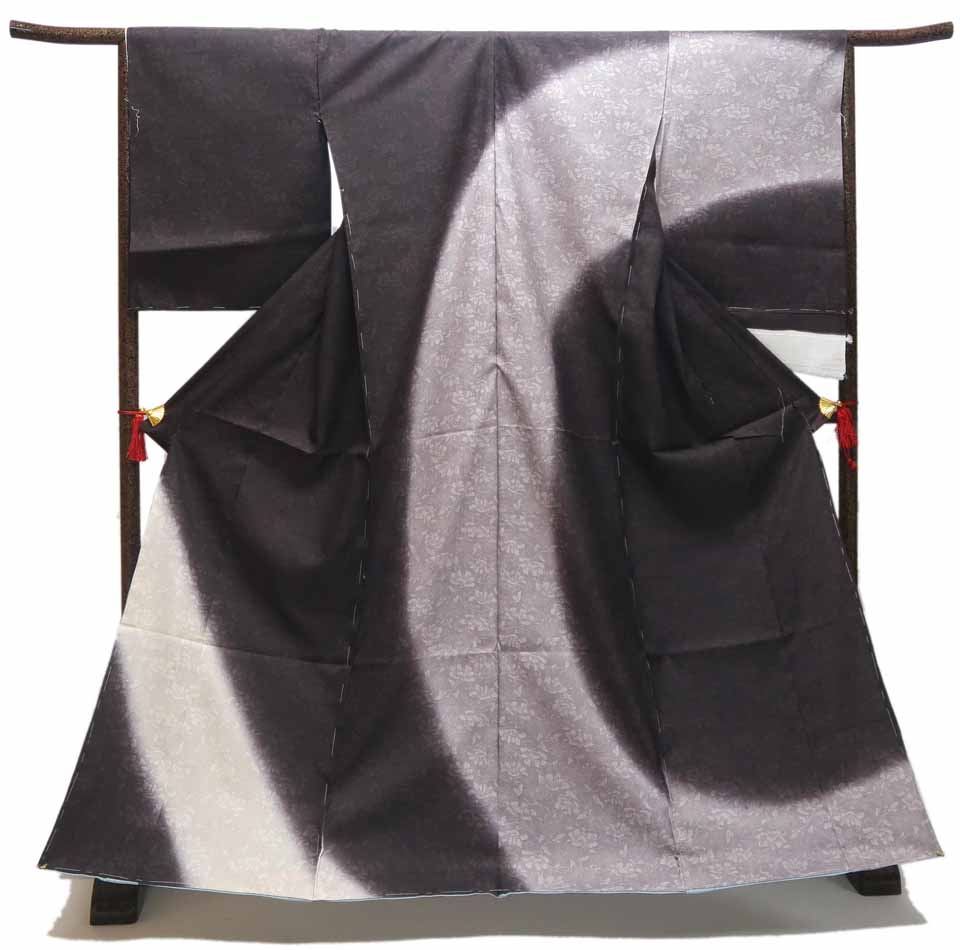 訪問着（生紬：柴染（ふしぞめ）：草花文）