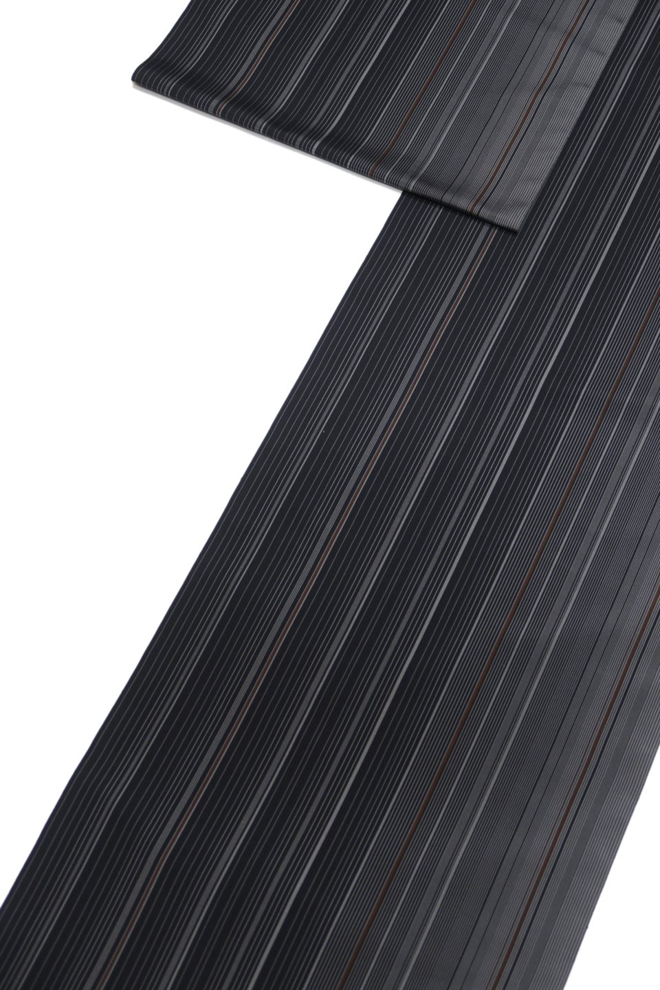 十日町紬（黒八丈：黒と銀鼠：矢鱈縞）