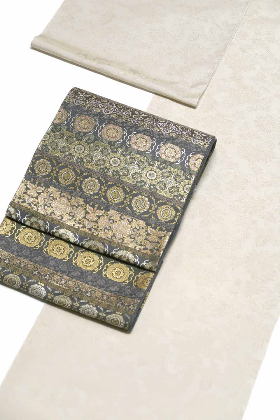 御召縮緬（西陣織正絹washable：淡砥粉鼠：唐草文）